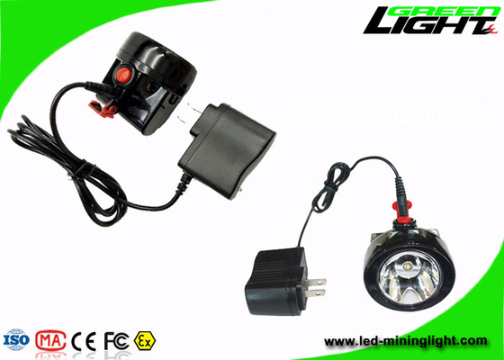 El casco peligroso de la explotación minera de las ubicaciones enciende las lámparas de casquillo con las luces auxiliares
