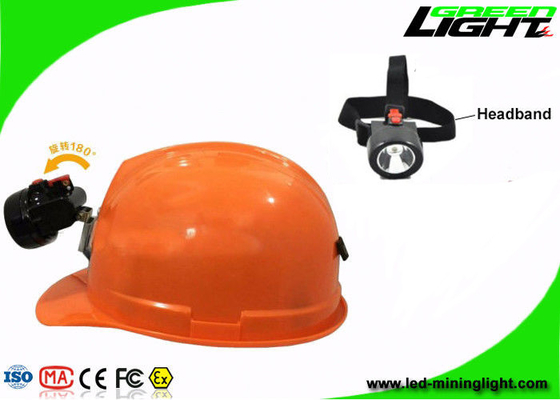 El casco peligroso de la explotación minera de las ubicaciones enciende las lámparas de casquillo con las luces auxiliares
